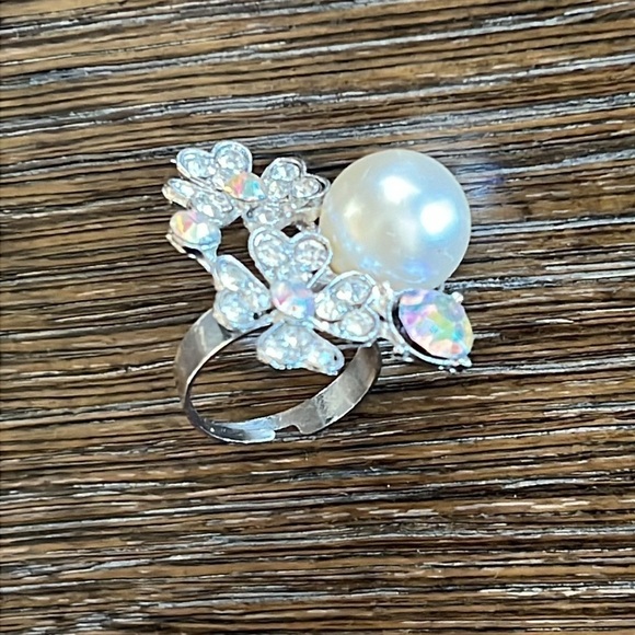 Fashion ring, adjustable, AB stones, oversized faux pearl - Picture 6 of 8